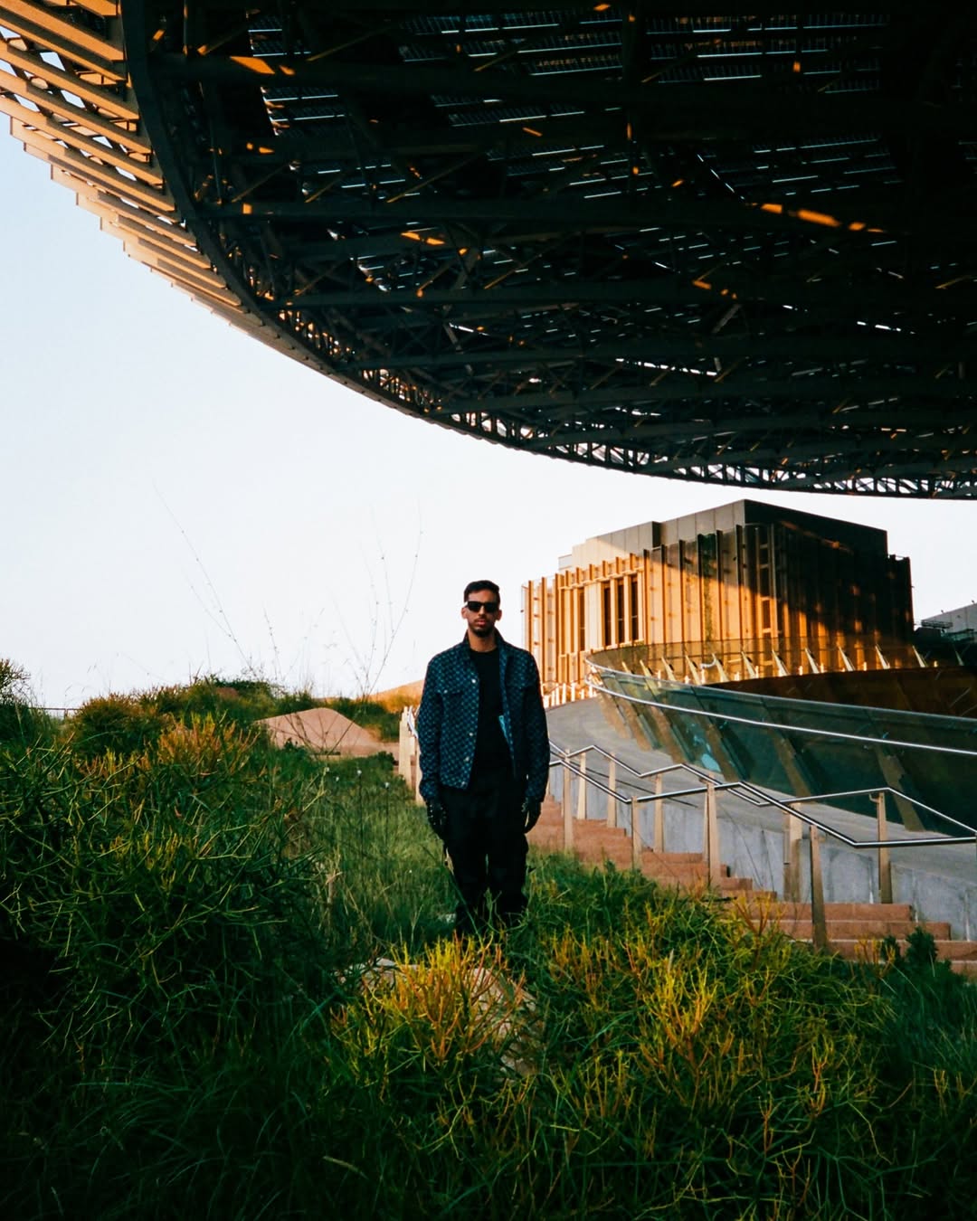 artist profile: @itsnovo

creative direction, styling & photography by @omarabulata, shot on 35mm.